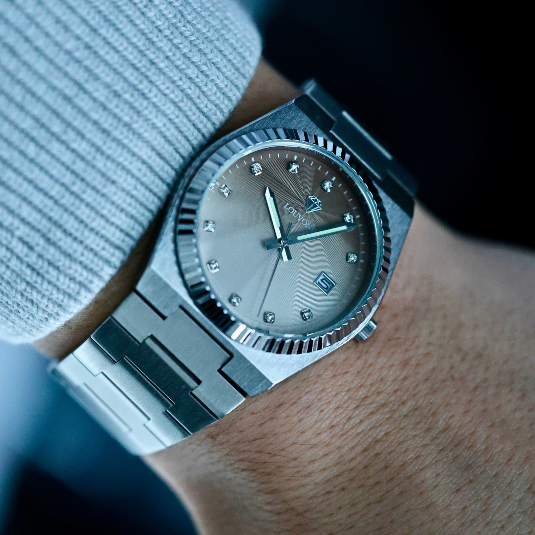 men’s watch featuring a 40mm stainless steel case, scratch-resistant sapphire crystal, Swiss Super-LumiNova hands, waterproof (3 ATM), and minimalist graphite dial design