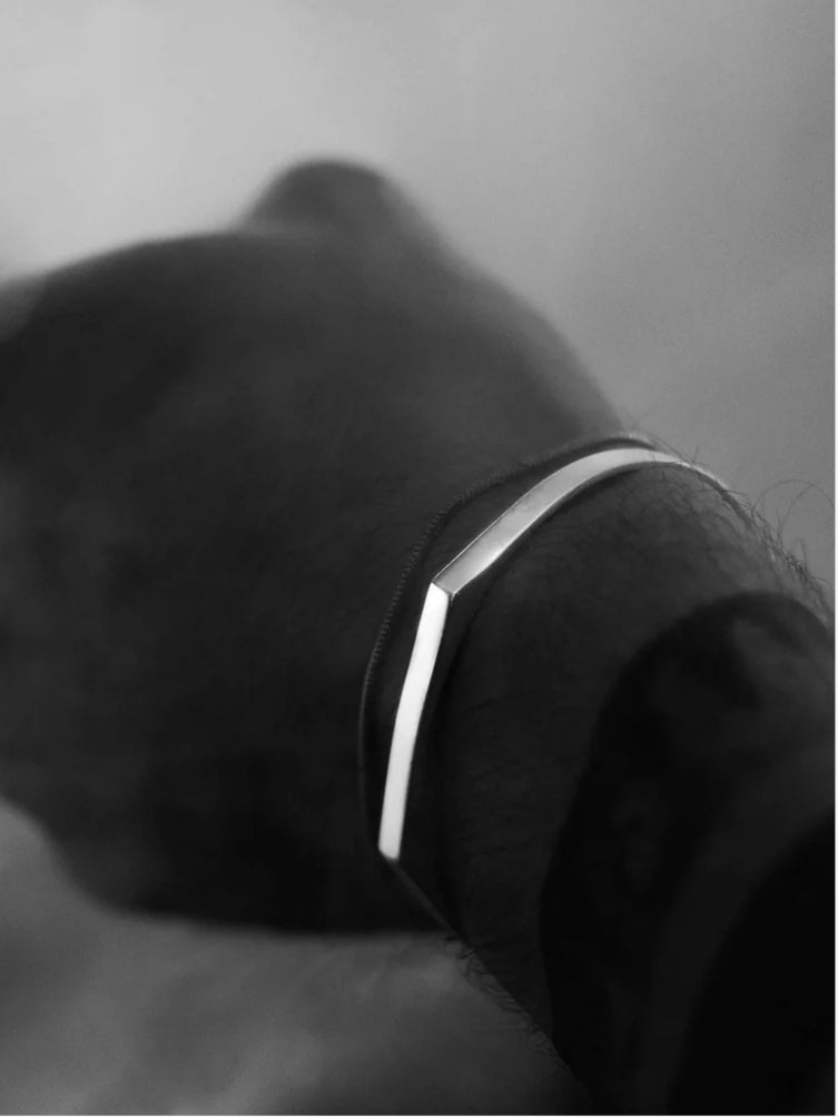 Silver stainless steel bracelet with polished finish, waterproof and unisex design