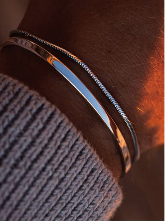 Men's waterprood sleek silver bracelet. Perfect for daily wear.