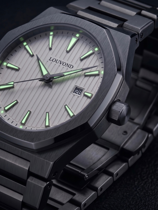 LOUVOND Célestin horloge met witte wijzerplaat, roestvrijstalen kast en lichtgevende wijzers in een minimalistisch design