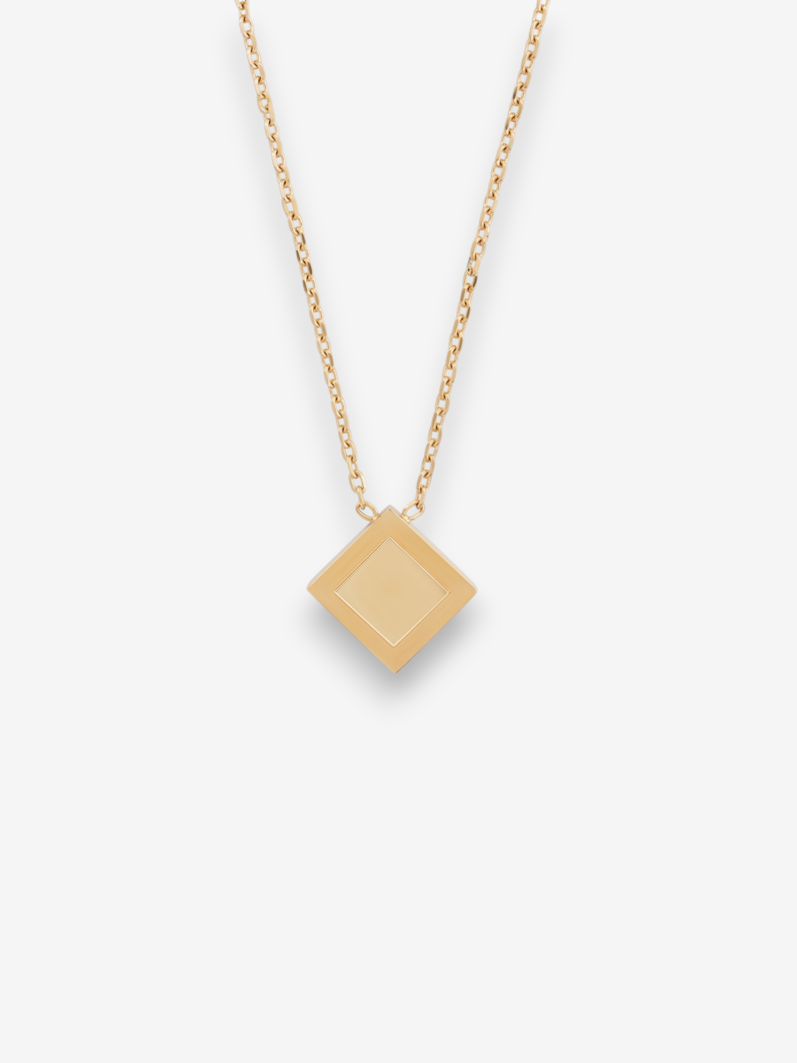 LOUVOND goudkleurige ketting met een minimalistische vierkante hanger aan een verfijnde schakelketting