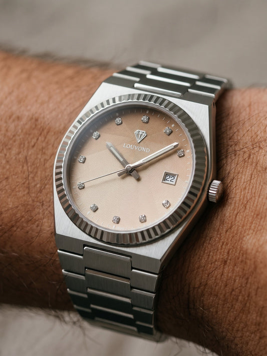 LOUVOND Monarch horloge met een getextureerde champagnekleurige wijzerplaat, diamanten indexen en zilveren stalen band.