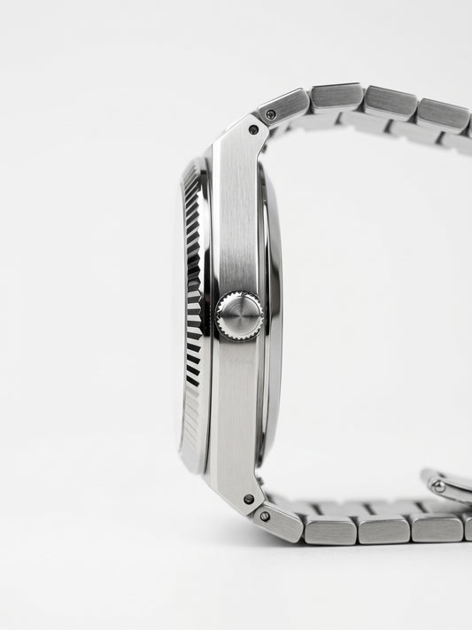 Zijaanzicht van het LOUVOND Monarch horloge met een zilverkleurige stalen kast en een gedetailleerde geribbelde rand.