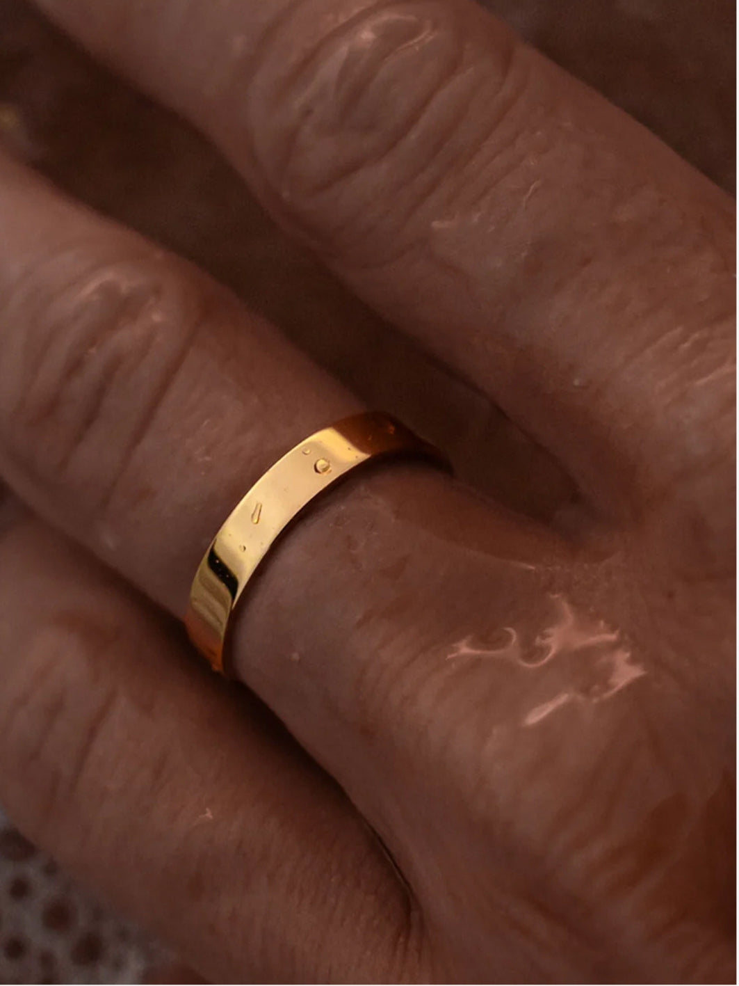 Elegant men’s gold ring with polished finish
