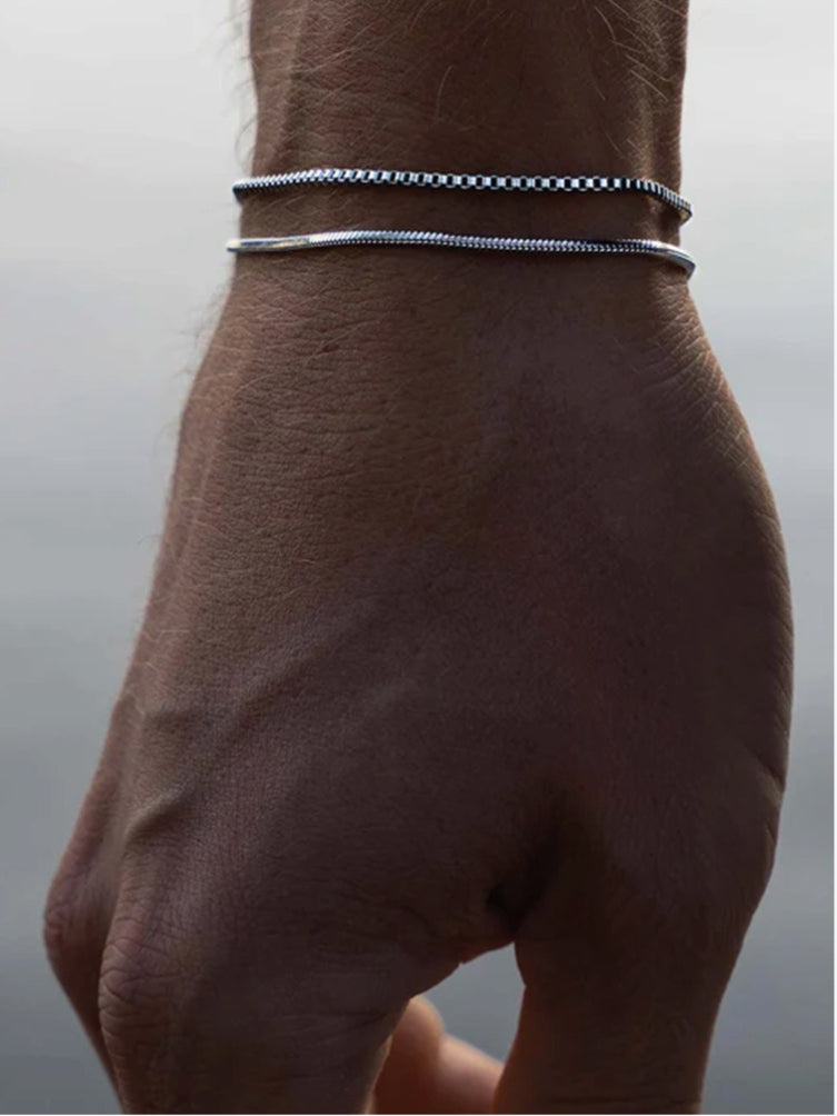 Classic silver men’s bracelet with bold lines