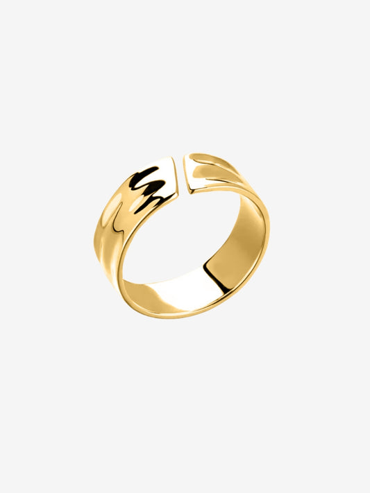 Modern 18k gold ring for everyday wear