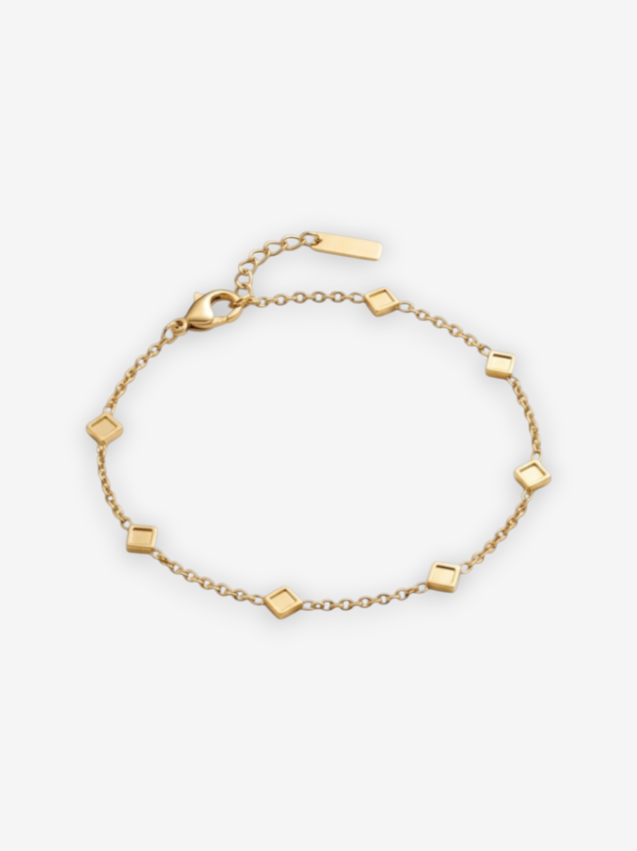 LOUVOND minimalistische gouden armband met 5 geometrische vierkante schakels op een witte achtergrond.