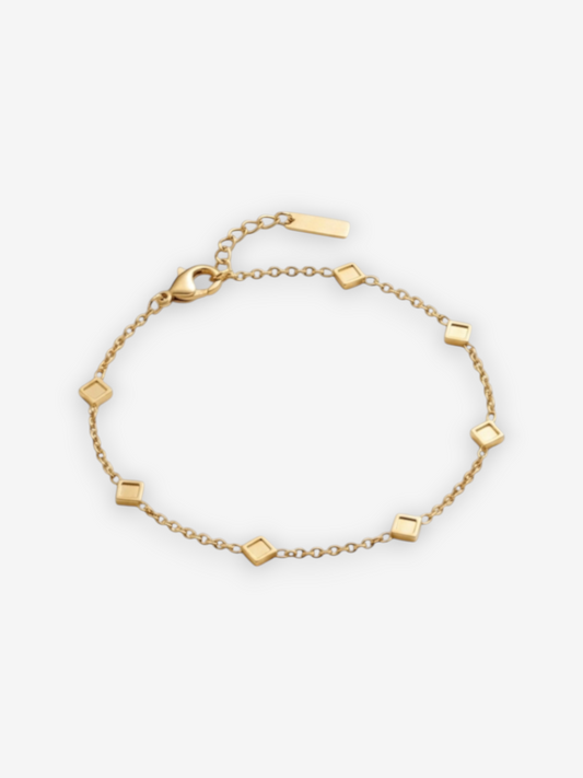 LOUVOND minimalistische gouden armband met 5 geometrische vierkante schakels op een witte achtergrond.