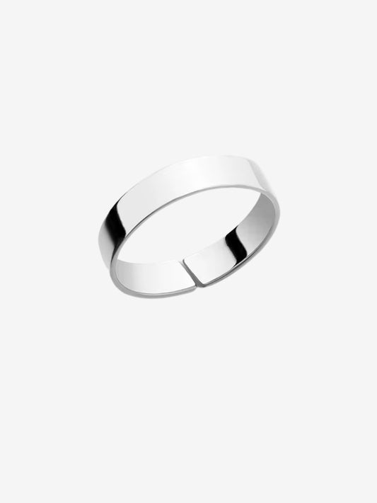 Men’s silver ring with high-polish finish. Sophisticated, comfortable, and built for everyday style or gifting.