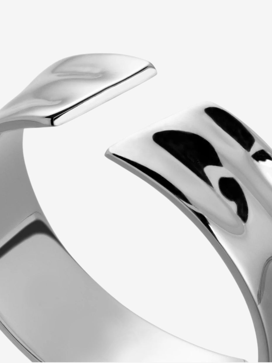 Bold silver band for a subtle masculine look