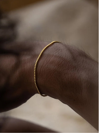 Stylish gold wristwear for casual looks


