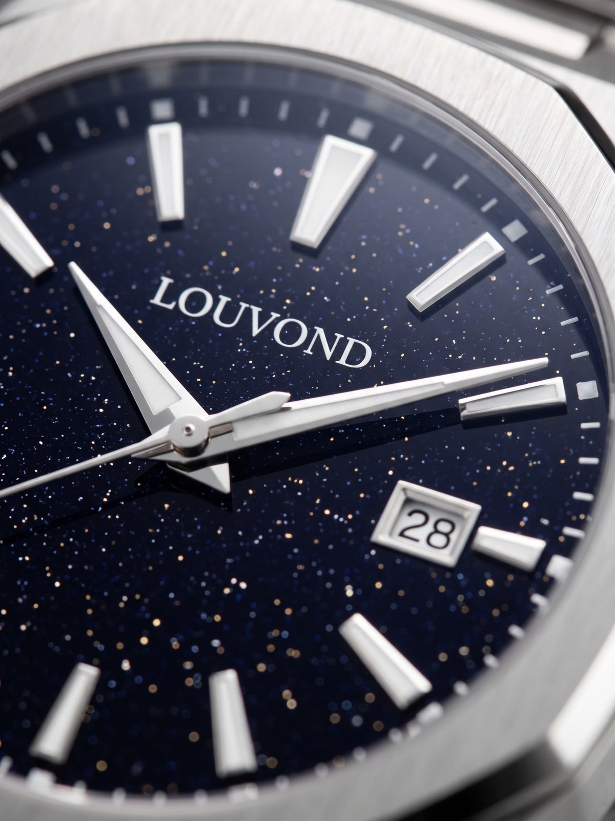 LOUVOND Célestin horloge met een diepblauwe aventurijn wijzerplaat en zilverkleurige wijzers in een stalen kast