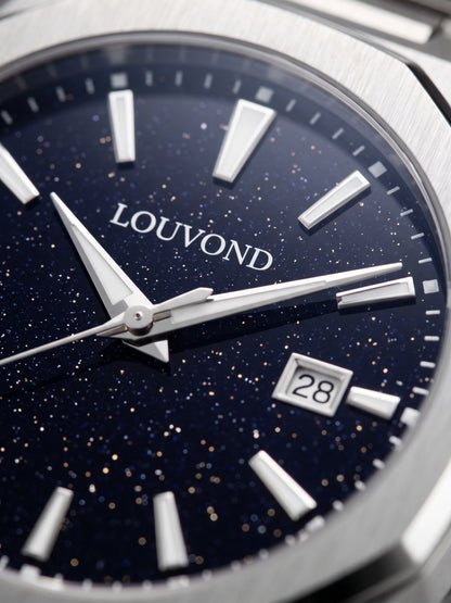 LOUVOND Célestin horloge met een diepblauwe aventurijn wijzerplaat en zilverkleurige wijzers in een stalen kast