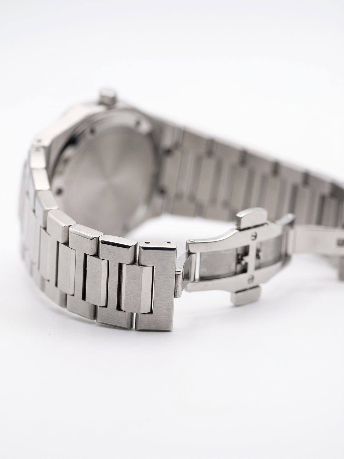 LOUVOND Célestin horloge met roestvrijstalen schakelband en vlindersluiting, detailopname van de achterkant.