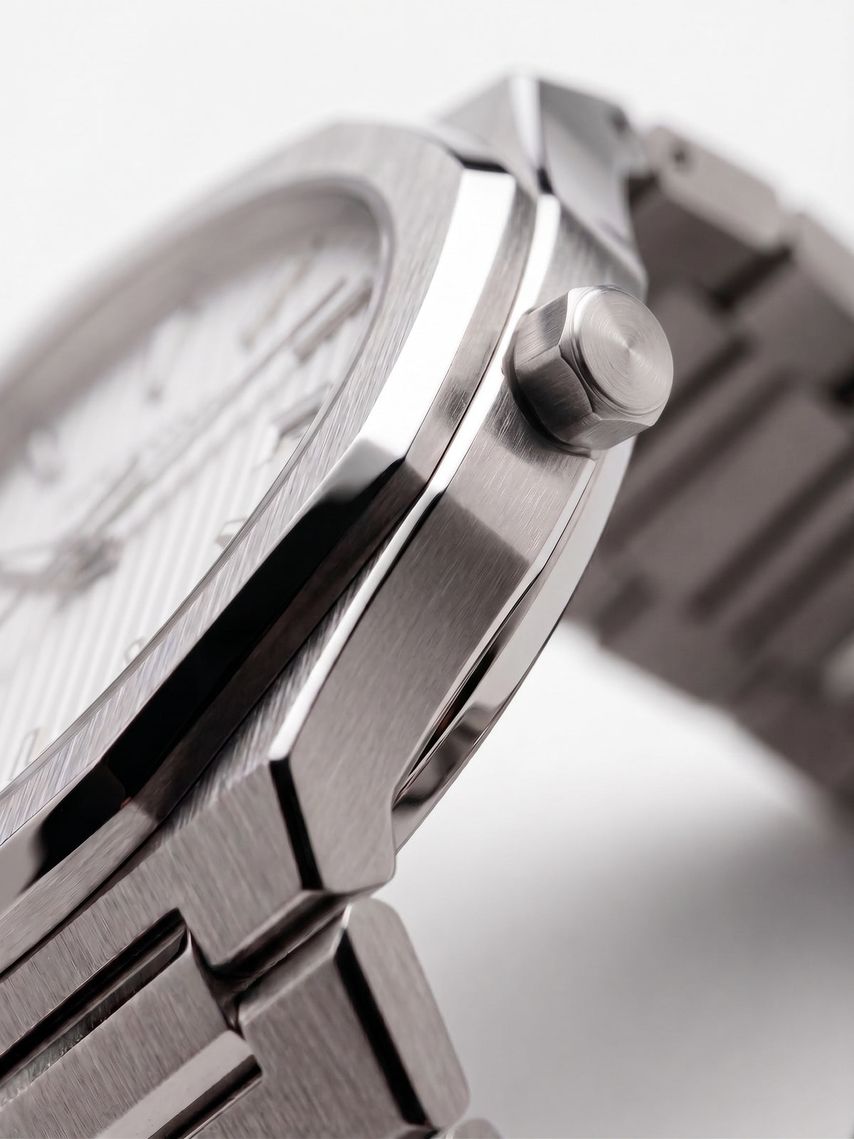 LOUVOND Célestin minimalistisch horloge met witte wijzerplaat, roestvrijstalen kast en saffierglas, zijaanzicht.