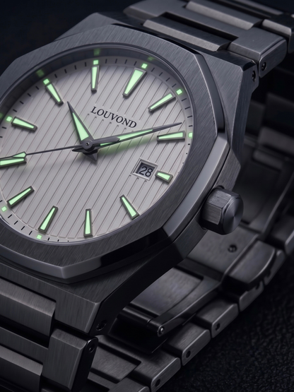 LOUVOND Célestin horloge met witte wijzerplaat, roestvrijstalen kast en lichtgevende wijzers in een minimalistisch design