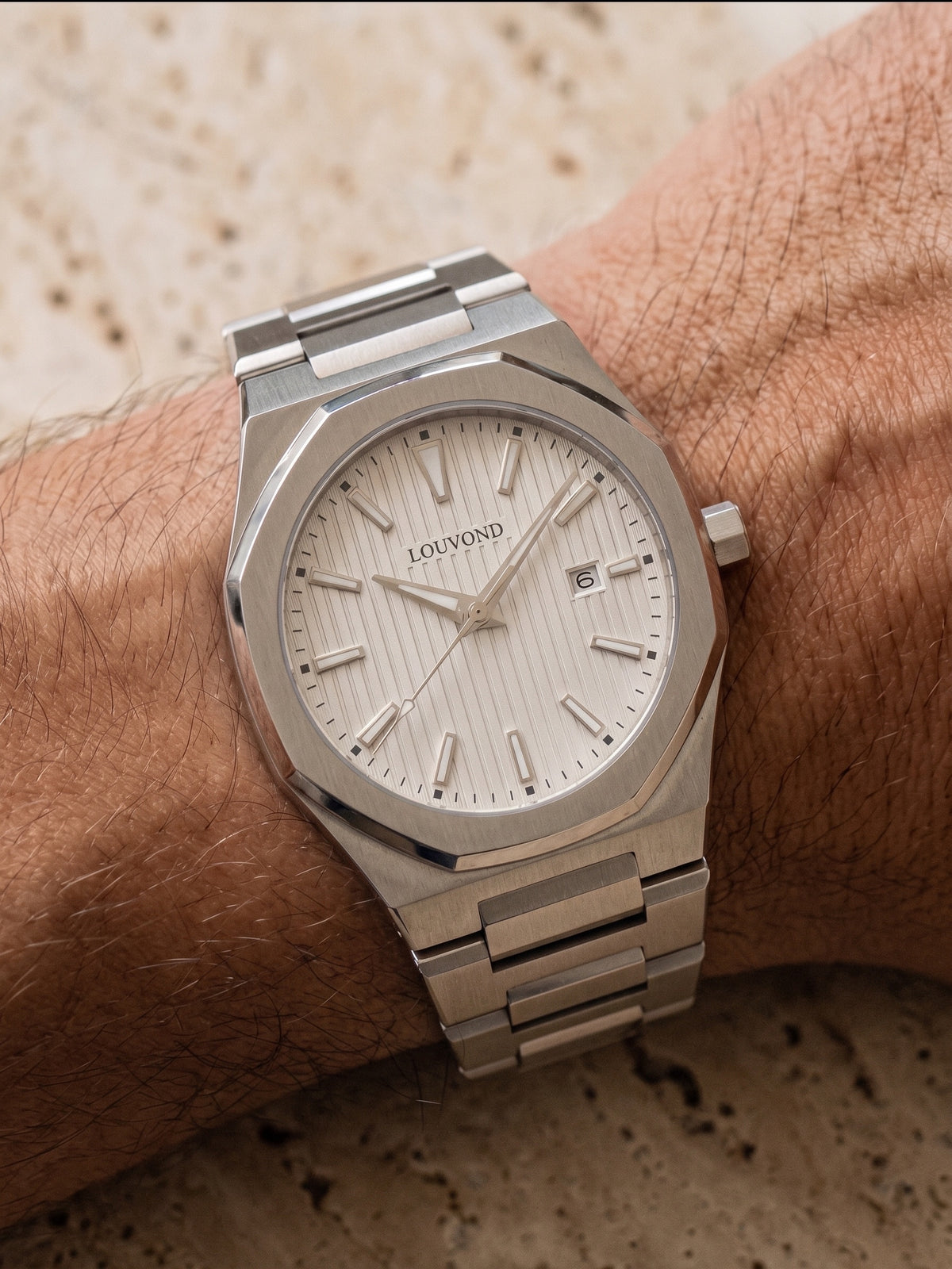 LOUVOND Célestin minimalistisch horloge met witte wijzerplaat en roestvrijstalen band om de pols