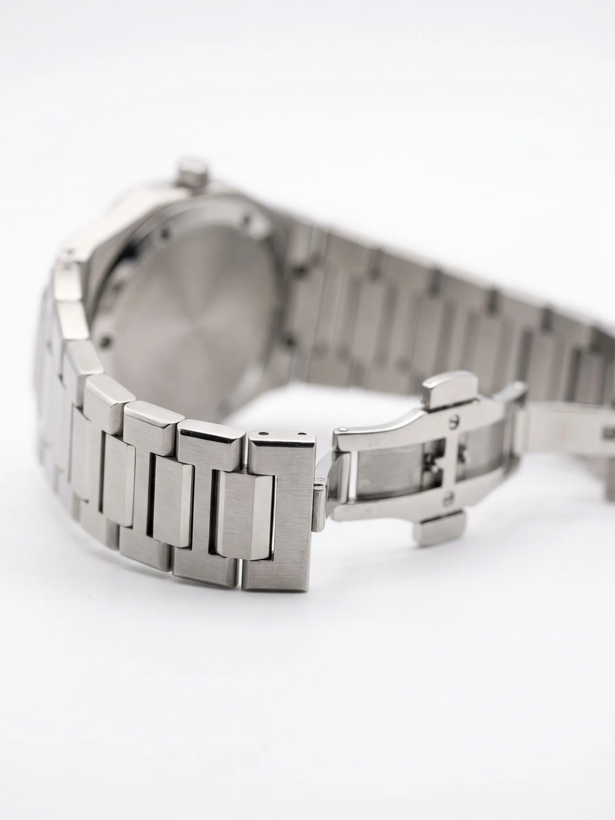 LOUVOND Célestin horloge met zilverkleurige roestvrijstalen schakelband en vlindersluiting, achterkant zichtbaar