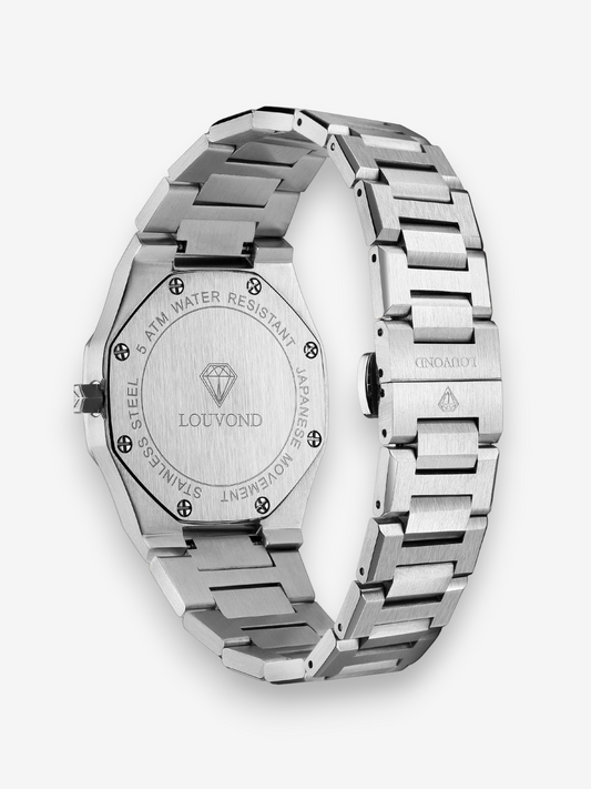 Achterkant van het LOUVOND Classique Blanc Cristal horloge met roestvrijstalen schakelband en gegraveerde behuizing.