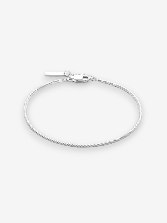 LOUVOND Einar armband in zilverkleurige slangenkettingstijl met minimalistisch design en een subtiel label.