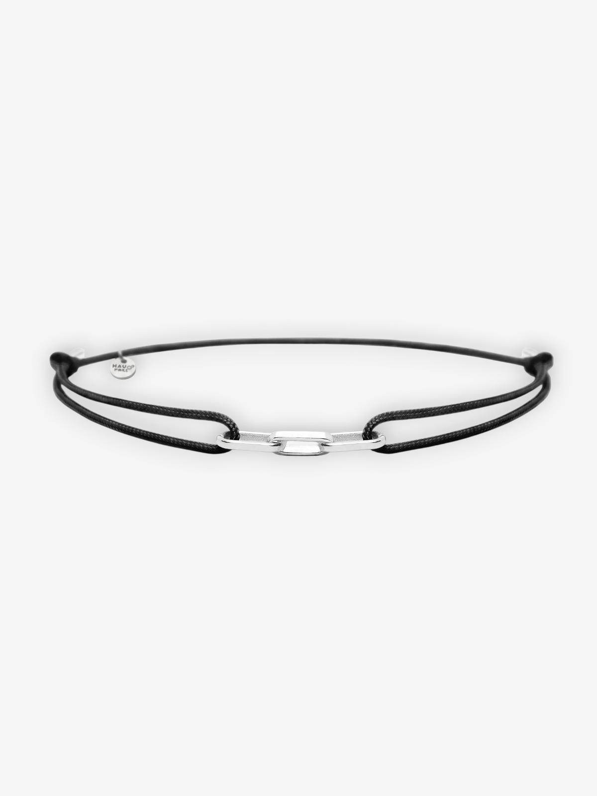 LOUVOND Évora armband met minimalistisch zwart koord en een zilverkleurige schakeldetail voor een verfijnde look.