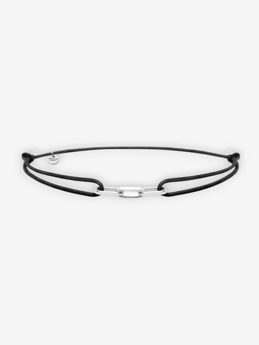 LOUVOND Évora armband met minimalistisch zwart koord en een zilverkleurige schakeldetail voor een verfijnde look.