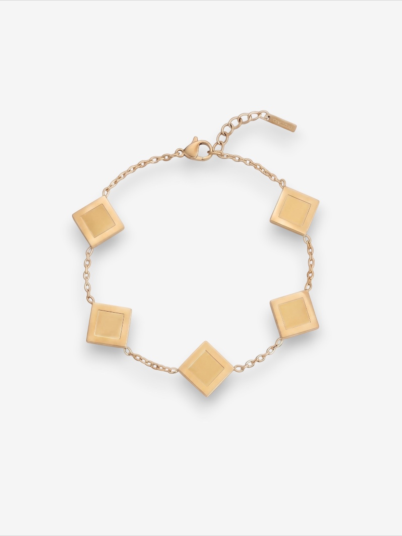 LOUVOND gouden armband met vijf vierkante klaverbedels aan een fijne schakelketting voor een elegante uitstraling.