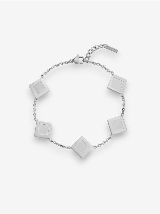 LOUVOND Klaver Bracelet in zilverkleur met vijf geometrische vierkante bedels aan een fijne schakelketting.