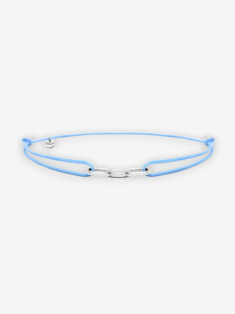 LOUVOND minimalistische armband met lichtblauw koord en zilverkleurig schakeldetail voor een verfijnde look.
