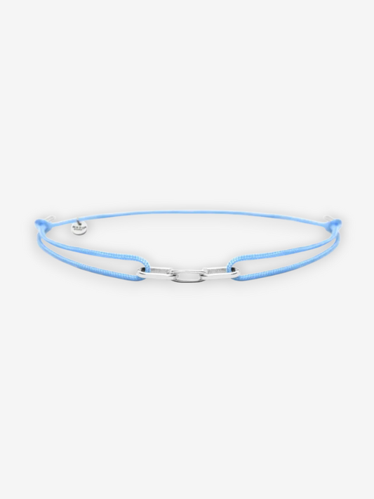LOUVOND minimalistische armband met lichtblauw koord en zilverkleurig schakeldetail voor een verfijnde look.