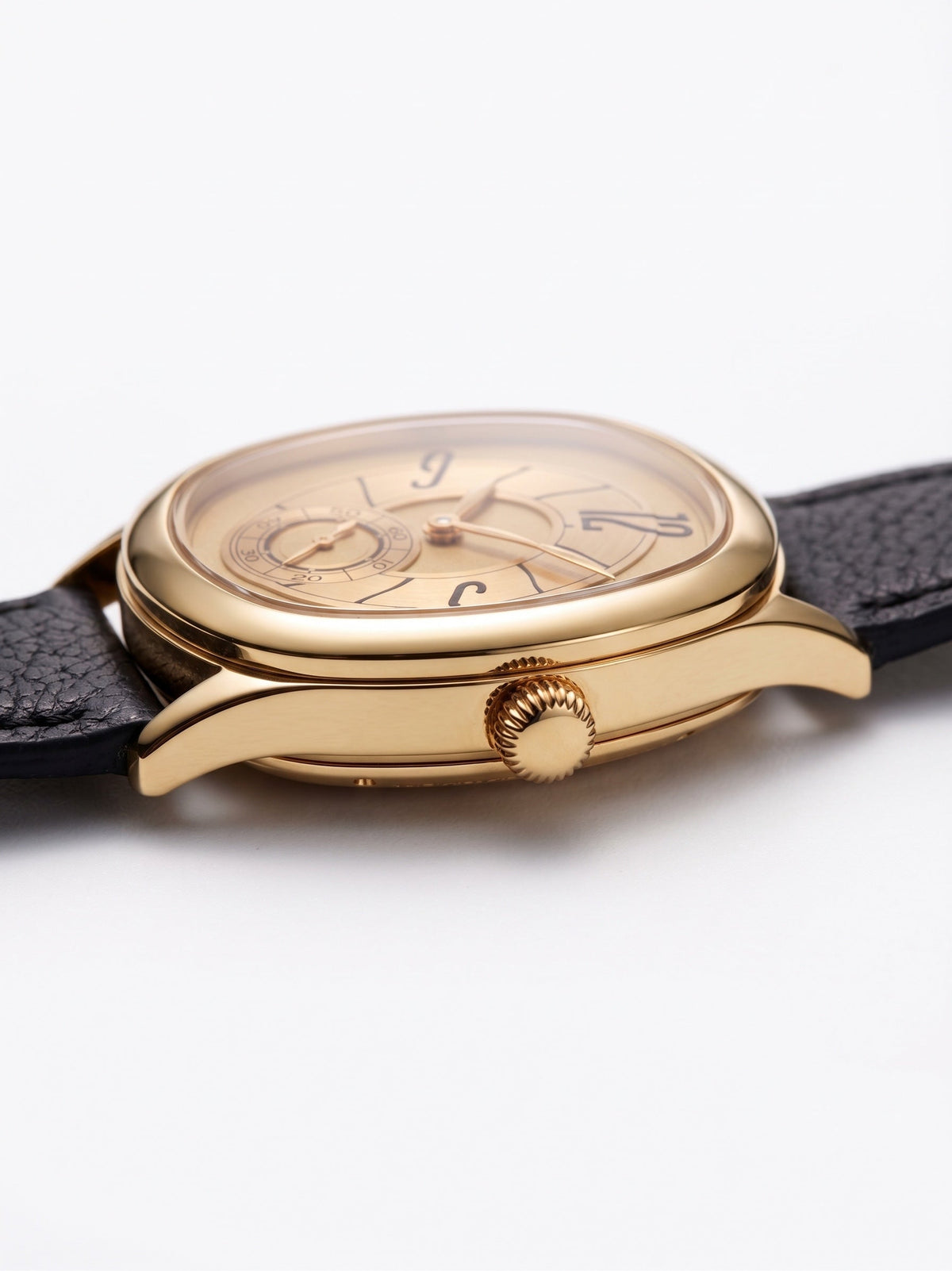 LOUVOND Lucien horloge met gepolijste goudkleurige kast, gouden wijzerplaat en zwarte leren band in zijaanzicht.