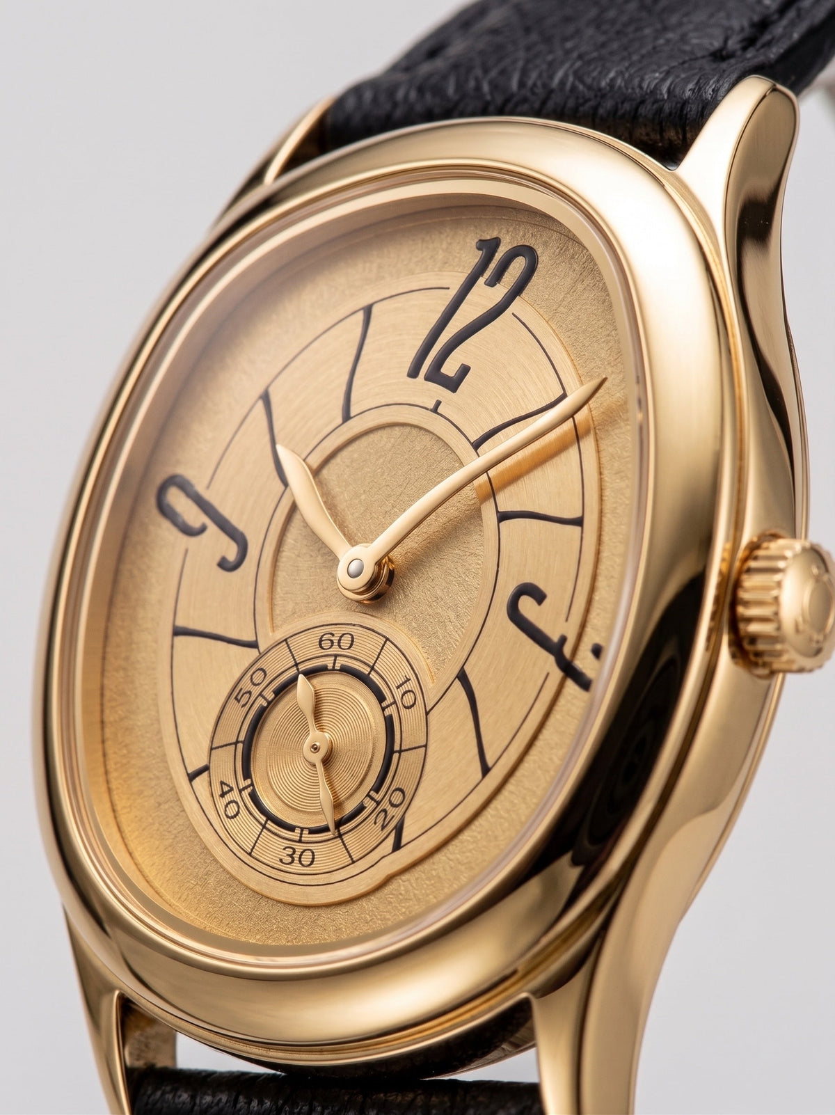 LOUVOND Lucien horloge met goudkleurige kast, gouden wijzerplaat met artistieke cijfers en zwarte leren band.