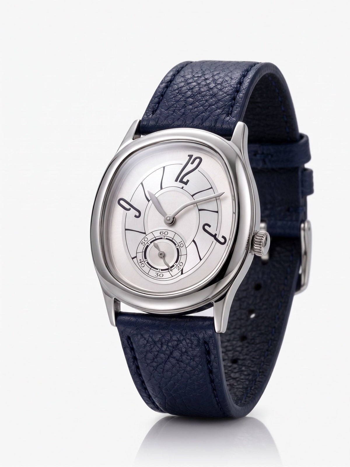 LOUVOND Lucien horloge met zilverkleurige kast, witte wijzerplaat met artistieke cijfers en marineblauwe leren band.