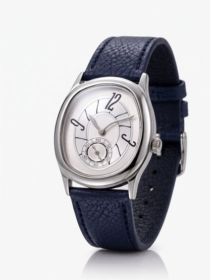 LOUVOND Lucien horloge met zilverkleurige kast, witte wijzerplaat met artistieke cijfers en marineblauwe leren band.