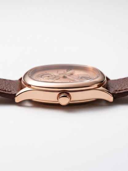 Zijaanzicht van het LOUVOND Lucien horloge met roségouden kast, champagne wijzerplaat en bruine leren horlogeband.