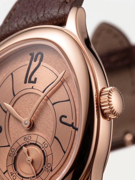 LOUVOND Lucien horloge met roségouden kast, champagnekleurige wijzerplaat en bruine leren band in close-up
