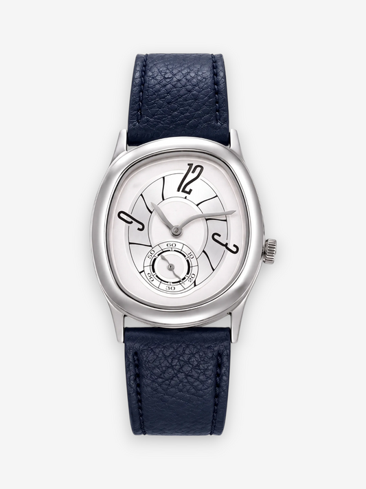 LOUVOND Lucien horloge met zilverkleurige kast, witte wijzerplaat met artistieke cijfers en donkerblauwe leren band.