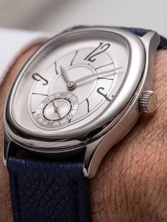 LOUVOND Lucien horloge met zilverkleurige kast, witte wijzerplaat en marineblauwe lederen band om de pols.