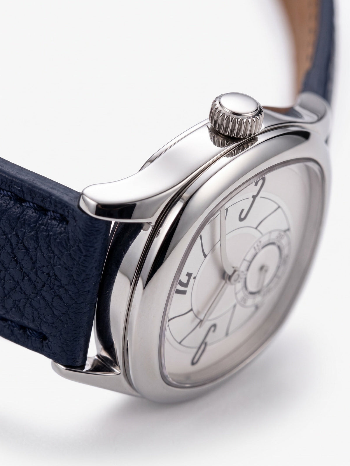 LOUVOND Lucien horloge met gepolijste zilverkleurige kast, witte wijzerplaat en donkerblauwe leren horlogeband.