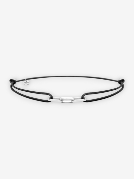 LOUVOND minimalistische armband met zwart koord en zilverkleurig schakeldetail voor een stijlvolle look.