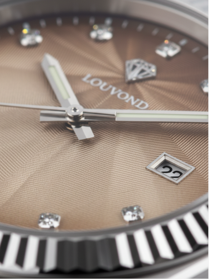 LOUVOND Monarch horloge met bruine wijzerplaat, textuurpatroon, diamanten indexen en datumvenster in close-up.
