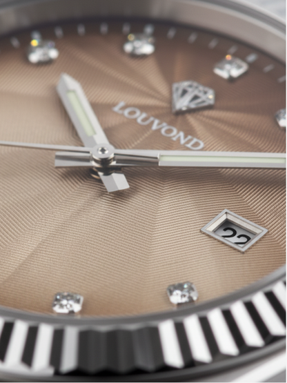 LOUVOND Monarch horloge met bruine wijzerplaat, textuurpatroon, diamanten indexen en datumvenster in close-up.