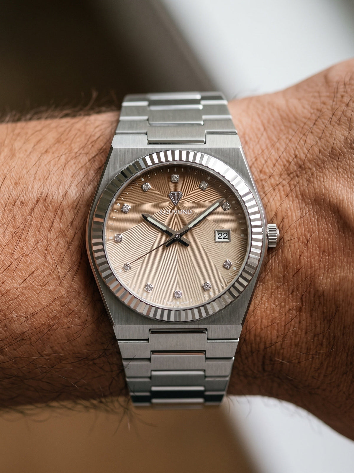LOUVOND Monarch horloge met champagnekleurige wijzerplaat, diamanten indexen en geribbelde roestvrijstalen rand