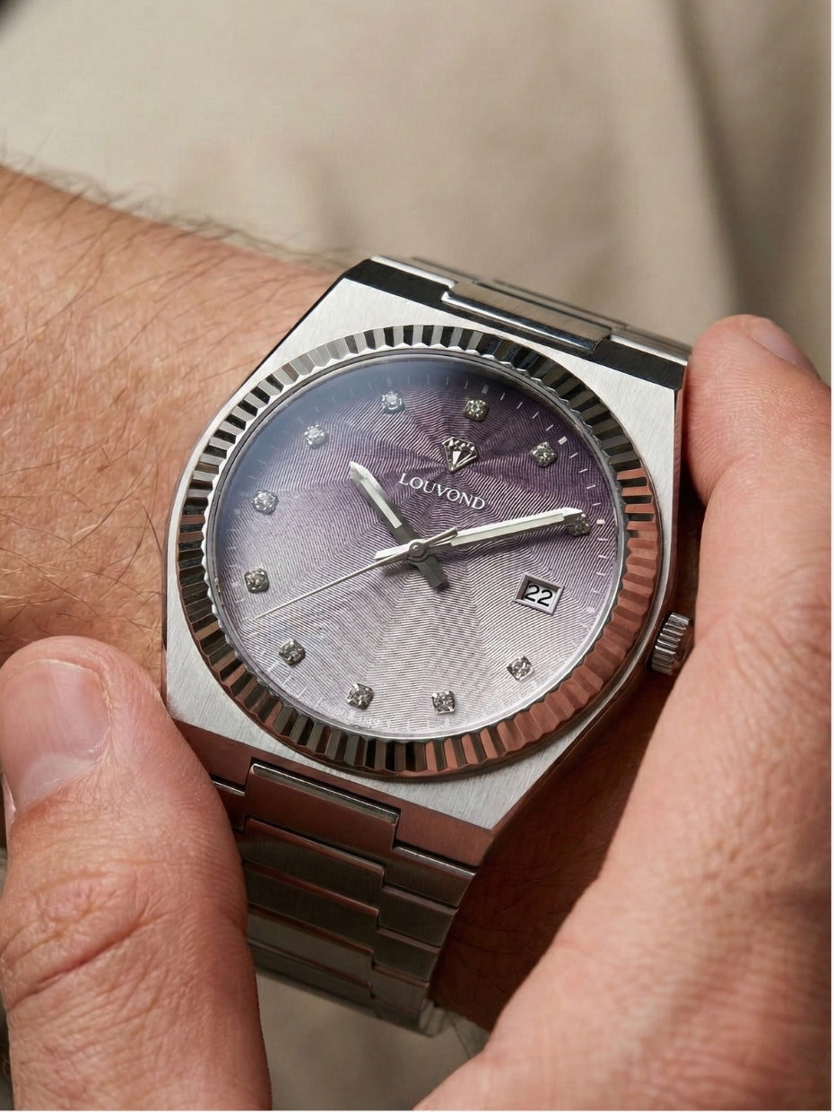 LOUVOND Monarch horloge met paarse getextureerde wijzerplaat, diamanten indexen en zilverkleurige stalen band