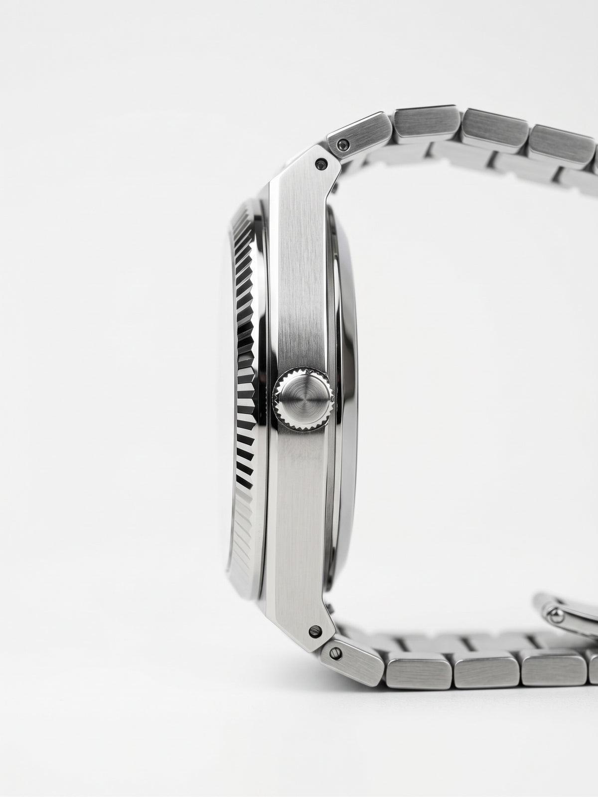 Zijaanzicht van het LOUVOND Monarch horloge met een zilverkleurige stalen kast en een gedetailleerde geribbelde rand.