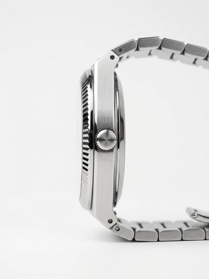 Zijaanzicht van het LOUVOND Monarch horloge met een zilverkleurige stalen kast en een gedetailleerde geribbelde rand.