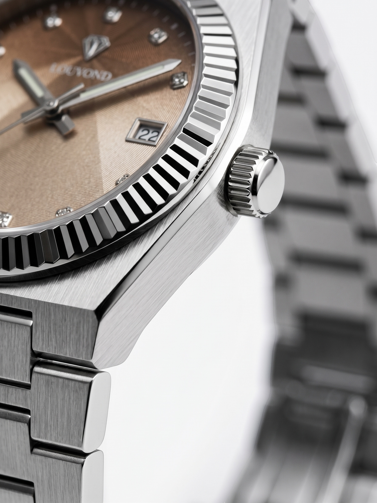 LOUVOND Monarch horloge met bruine textuur wijzerplaat, zilverkleurige stalen band en geribbelde lunette