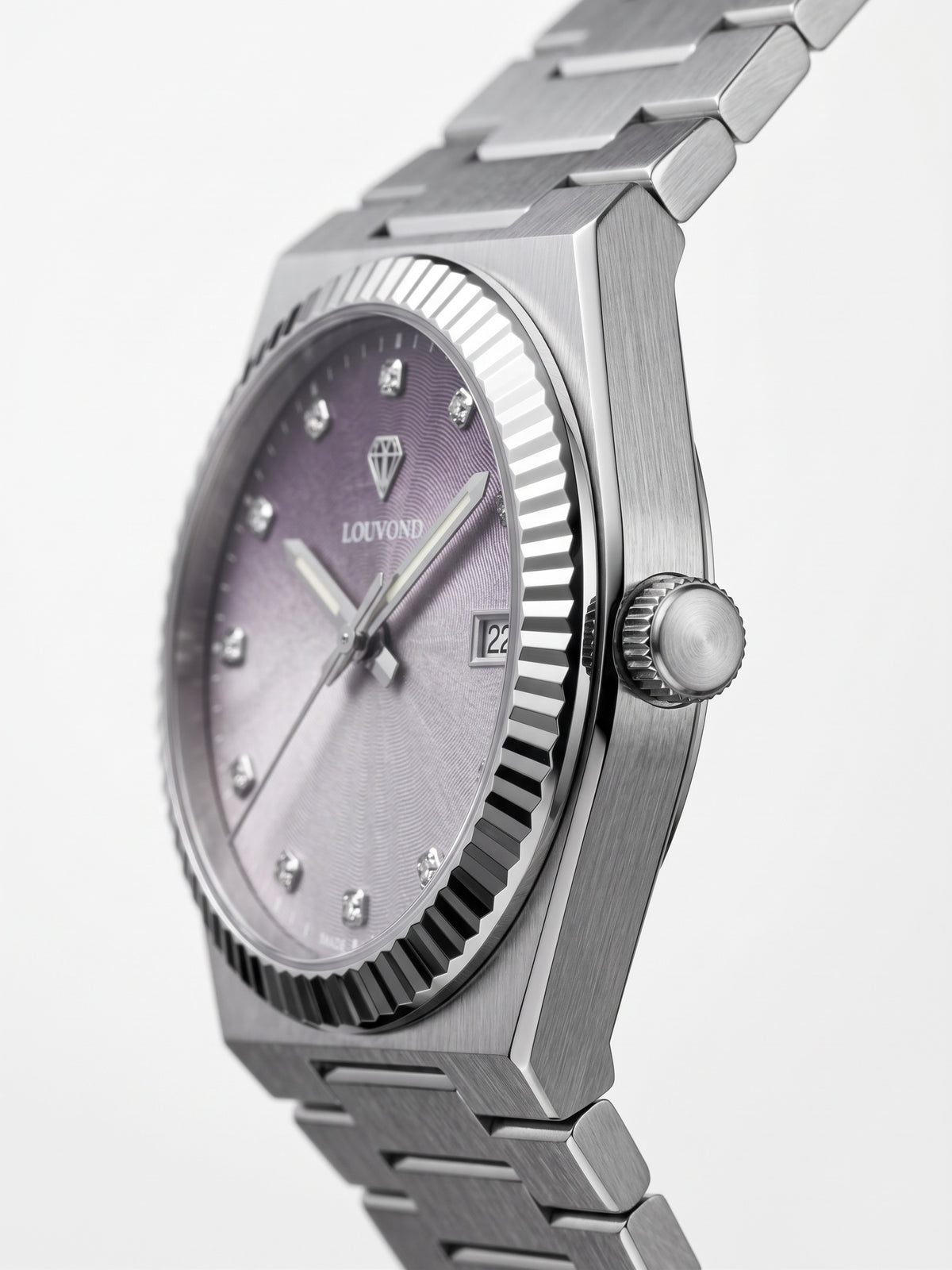 LOUVOND Monarch horloge met paarse wijzerplaat, diamanten indexen en geribbelde zilverkleurige roestvrijstalen kast