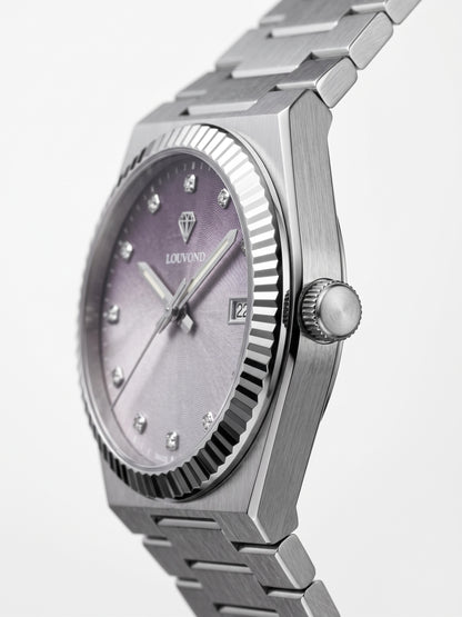LOUVOND Monarch horloge met paarse wijzerplaat, diamanten indexen en geribbelde zilverkleurige roestvrijstalen kast
