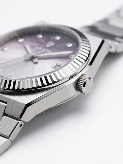 LOUVOND Monarch horloge met paarse wijzerplaat, zilverkleurige stalen band en geribbelde lunette in close-up.